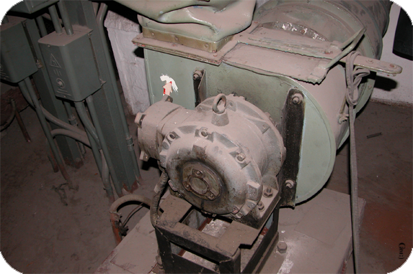 Старый электродвигатель привода вентилятора.