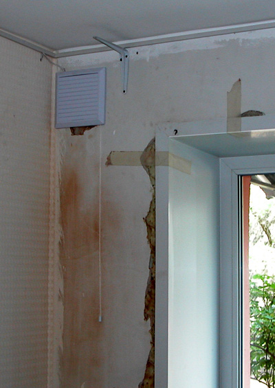 Вентилятор, установленный в наружной стене.